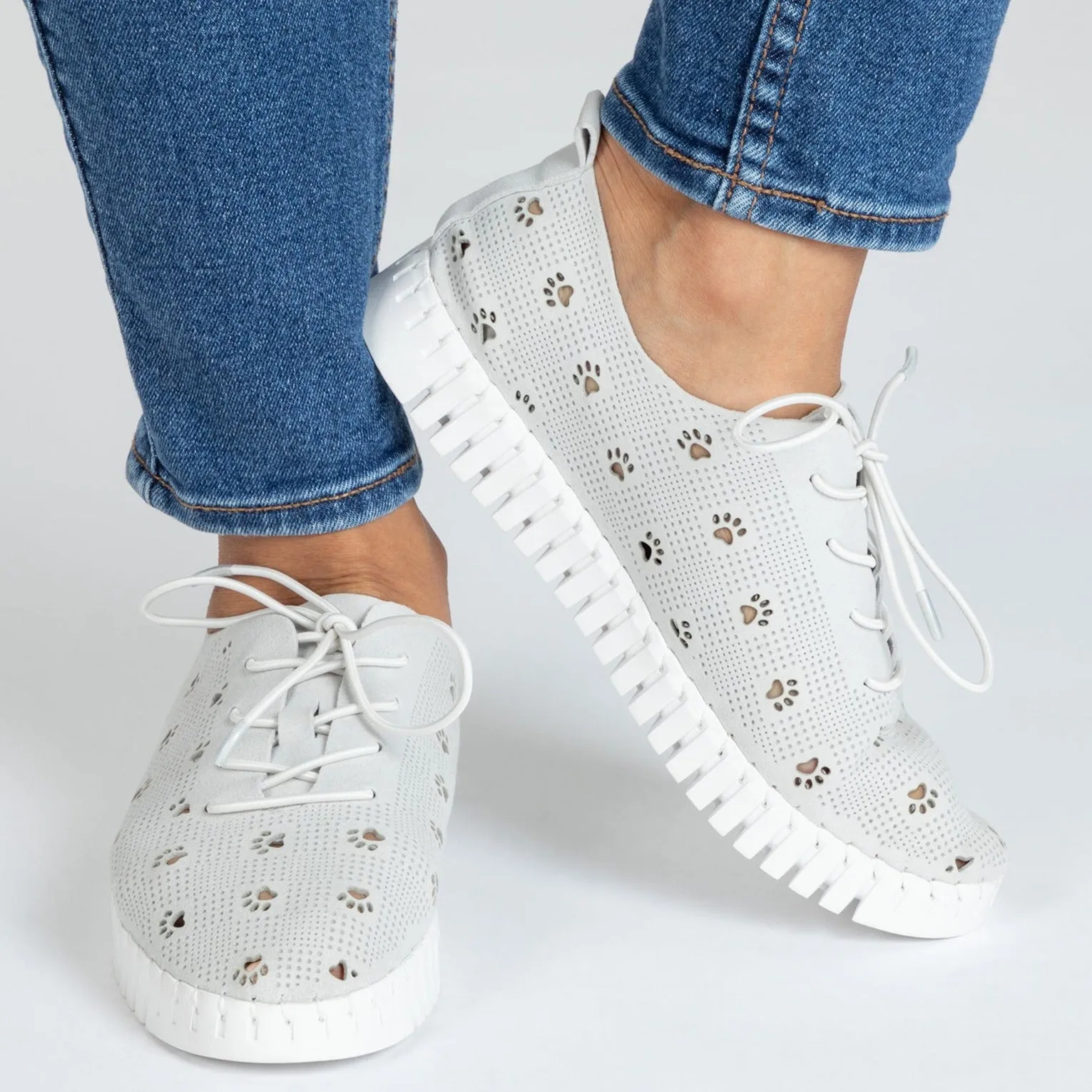 Cut-Out Paw Print Casual Sneakers