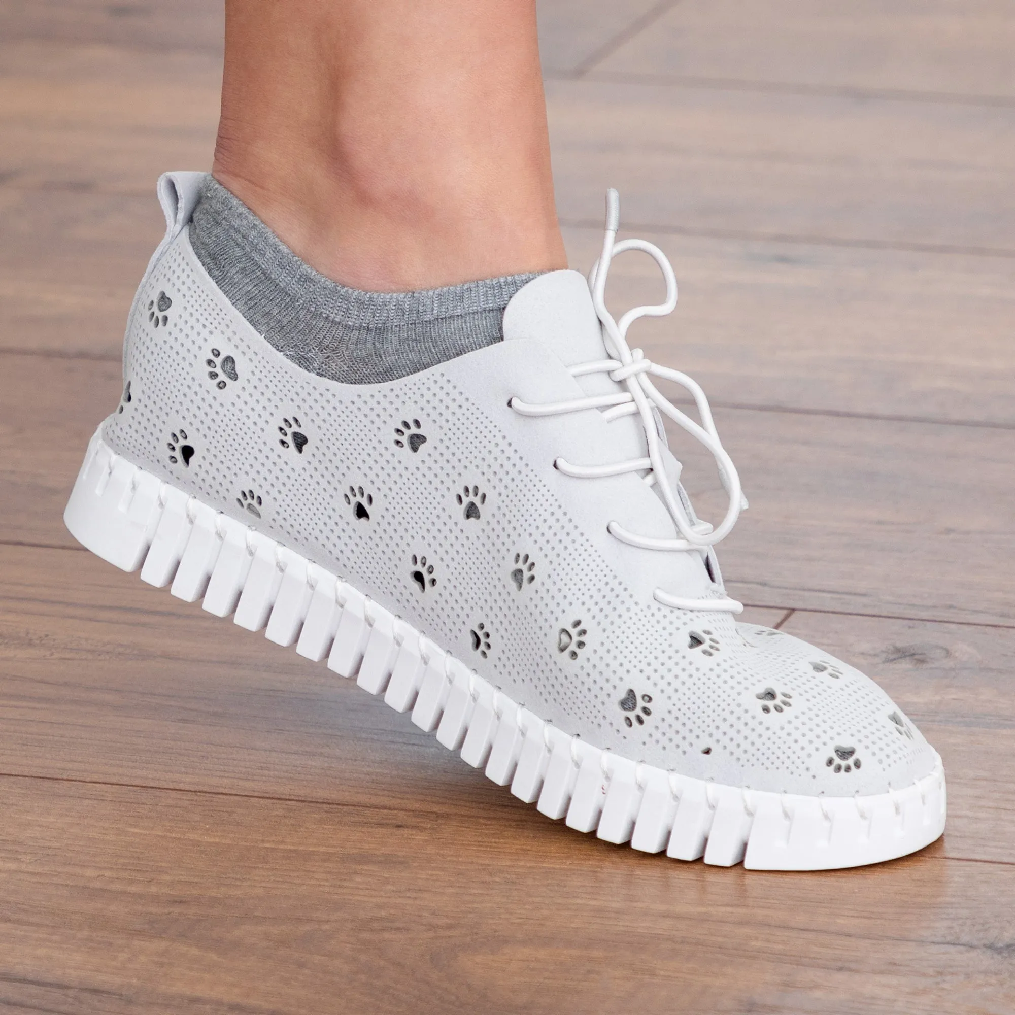 Cut-Out Paw Print Casual Sneakers